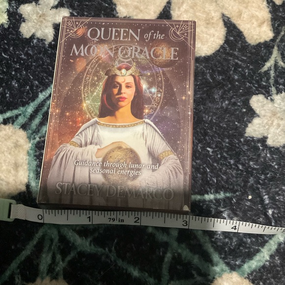 Queen of the Moon Oracle Deck - Picture 4 of 7